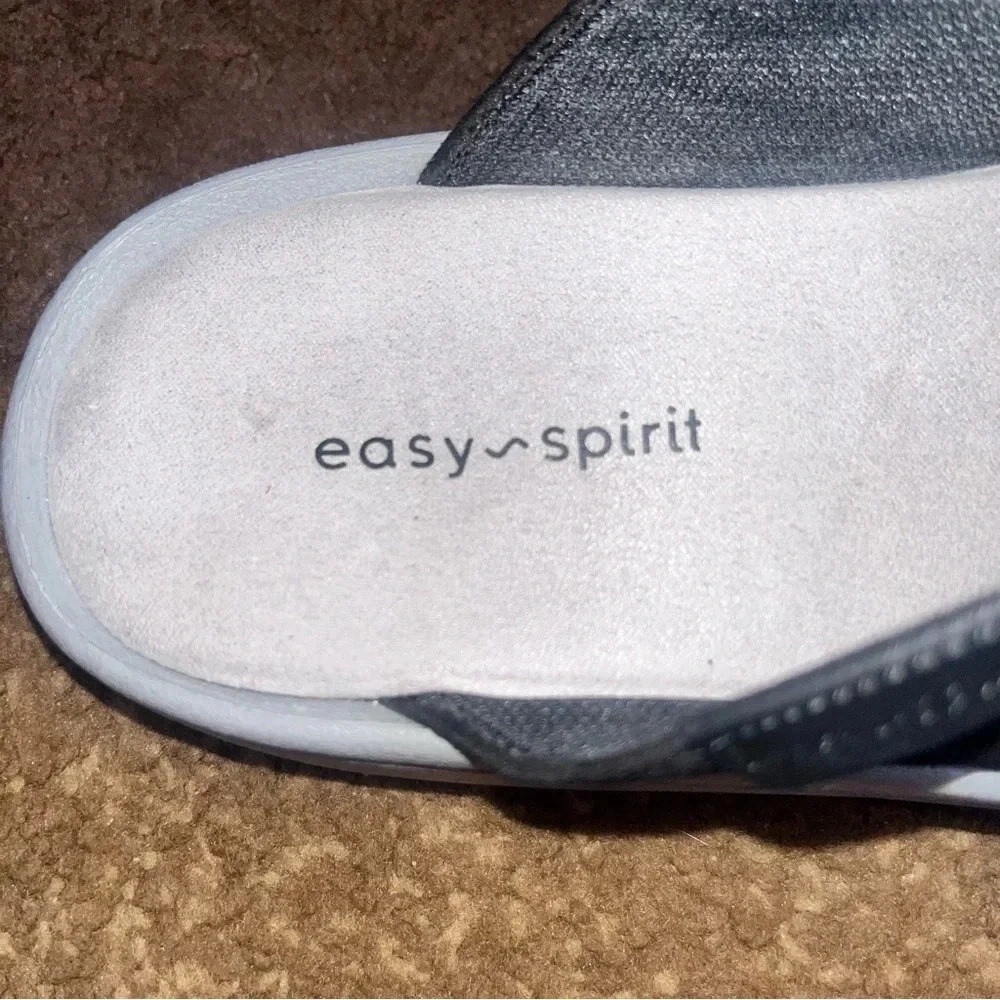 Easy spirit women’s black leather flip flops - Picture 3 of 7